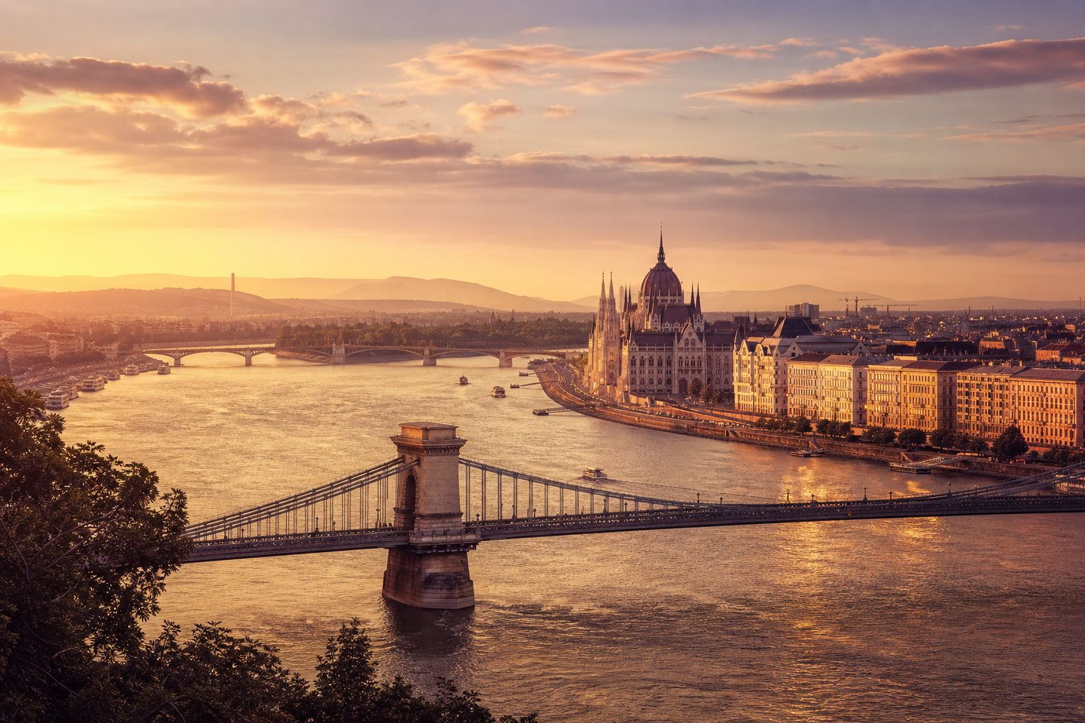 Budapest a Dunával naplementében