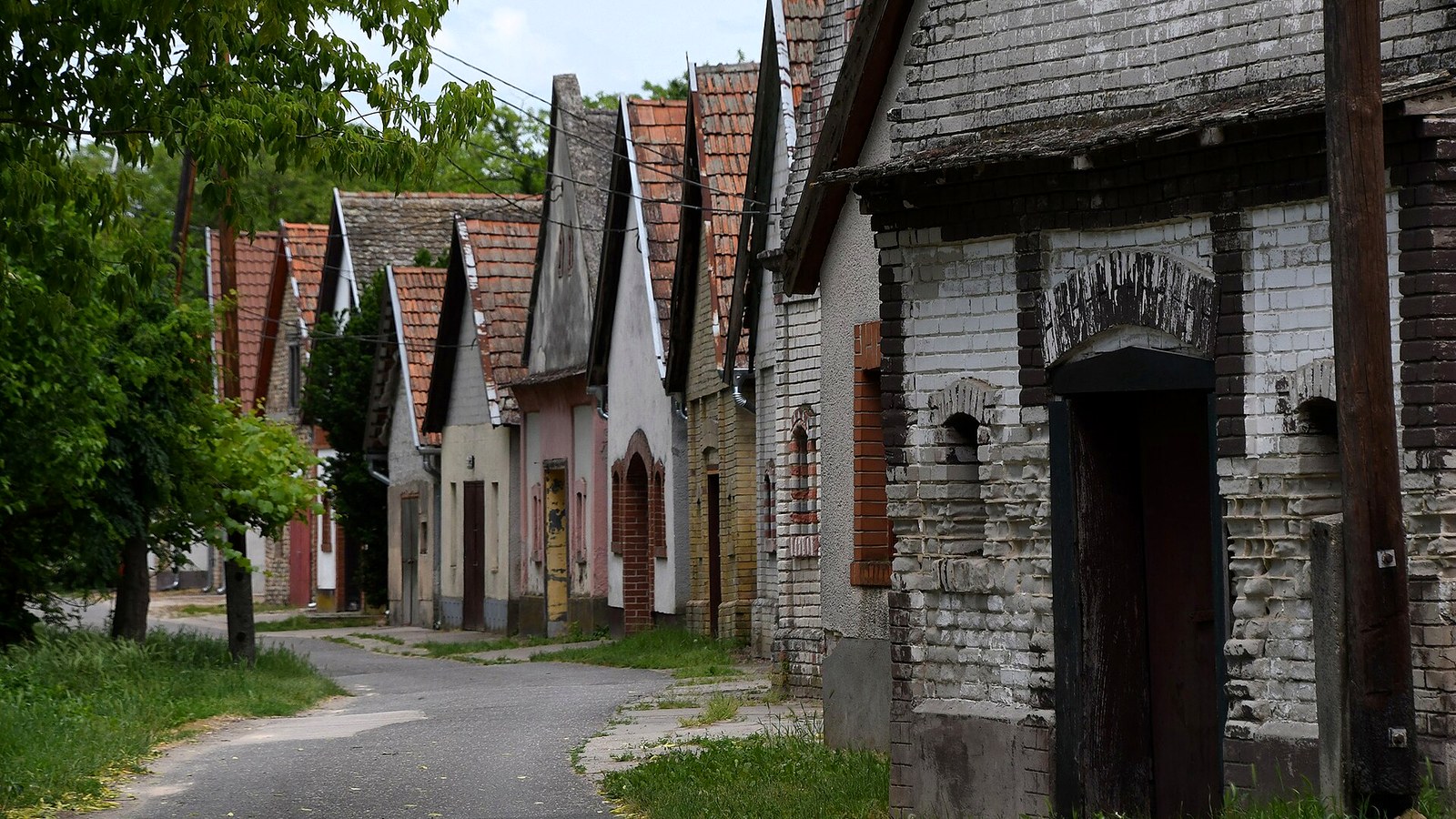 A császártöltési főkáptalani pincesor — szabadon megtekinthető borvidéki utcai pincesor.