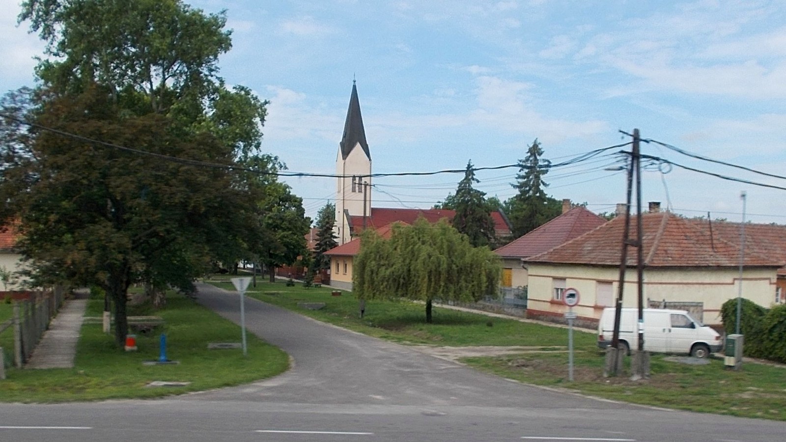 A csengődi evangélikus templom — szabadon megközelíthető falusi templom.