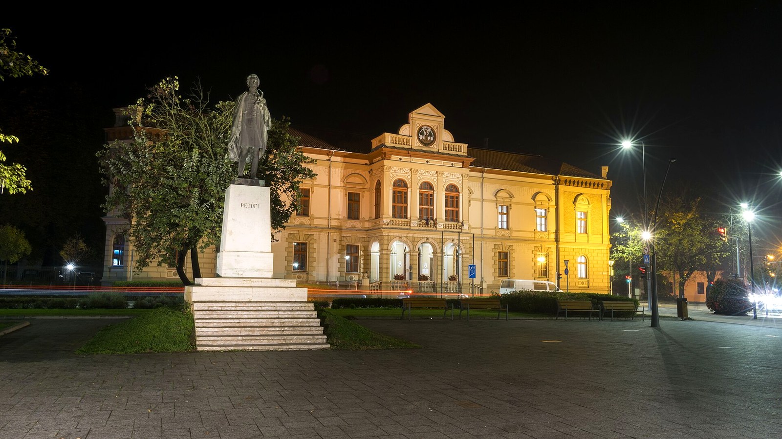 A kiskőrösi Petőfi-szobor és a kivilágított Városháza — szabadon megközelíthető belvárosi emlékhely.